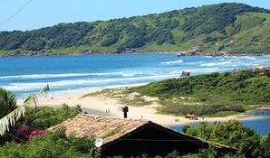 Praia do Rosa/Imbituba/SC: 2 Noites para 2 Pessoas e 1 Criança* na Pousada Terra Linda em até 12x*