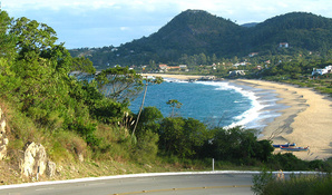 Praia do Estaleiro/Balneário Camboriú/SC - 2 Noites para 2 Pessoas e 1 Criança* com Café da Manhã na Pousada Dona Francisca em até 12x*