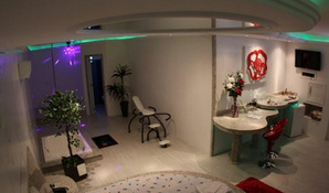 Deixe sua Imaginação Fluir! Período de 3 horas para 2 pessoas na Suíte Tropical ou Master com Banheira de Hidromassagem, Cadeira Erótica e muito mais no Motel Tropical