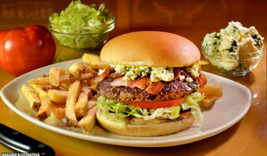 Cheese Burger Gourmet com Porção de Batatas Fritas no Sr. Churrasco no Shopping Della Giustina