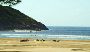 Praia do Rosa/Imbituba/SC: 2 Noites para 2 Pessoas e 1 Criança* com um Delicioso Café da Manhã, no Hotel Praia do Rosa em até 12x*