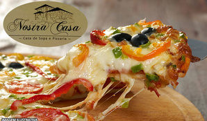 São mais de 30 sabores! Pizza grande 40cm de forno à lenha com borda na Nostra Casa, sexta-feira música ao vivo com piano