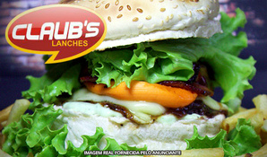 Burguer grelhado na churrasqueira no Claub's Lanches para com consumo ou retirada no local
