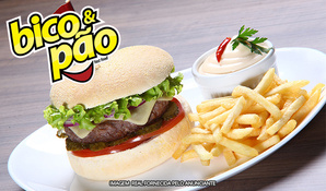 Bico & Pão é muito mais gostoso! Hambúrguer gourmet de picanha grelhada com batatas fritas, cebolas à milanesa e refrigerante Coca Cola Lata