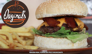 Hambúrguer gourmet artesanal com 200g de carne com batatas fritas na Original's Hamburgueria