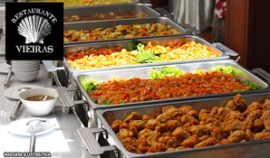 Buffet livre com mais de 18 opções de pratos quentes, saladas e sobremesas no Restaurante Vieiras, válido de segunda a sábado