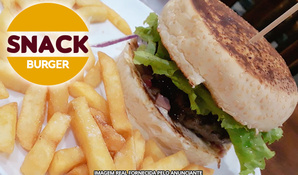Super Snack Burguer (pão com gergelim, hambúrguer artesanal 160g, bacon, queijo, cebola roxa, alface, tomate, maionese e barbecue), acompanha fritas no Snack Burguer
