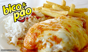 Filé mignon a parmegiana com acompanhamentos para 2 pessoas + fondue de chocolate preto com frutas serve 2 pessoas no Bico & Pão, válido de quarta a segunda