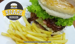 Super Snack Burguer (pão com gergelim, hambúrguer artesanal 160g, bacon, queijo, cebola roxa, alface, tomate, maionese e barbecue), acompanha fritas no Snack Burguer
