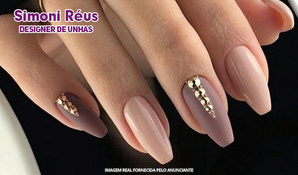 Aplicação de unhas em gel, cutilagem e esmaltação na Simoni Réus Designer de Unhas