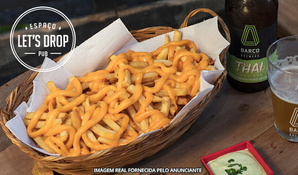Ambiente paradisíaco em meio a natureza! Porção de fritas com muito cheddar no Espaço Let's Drop Pub