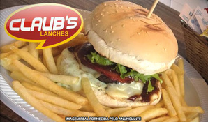Burguer grelhado na churrasqueira no Claub's Lanches para com consumo ou retirada no local