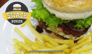 Super Snack Burguer (pão com gergelim, hambúrguer artesanal 160g, bacon, queijo, cebola roxa, alface, tomate, maionese e barbecue), acompanha fritas no Snack Burguer