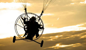 Praia dos Ingleses e Santinho/SC: Voo duplo de Parapente com motor com a Asas ao Vento Escola de Voo