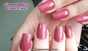 Aplicação de unhas em gel, cutilagem e esmaltação na Simoni Réus Designer de Unhas