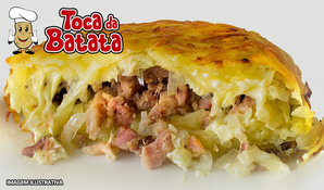 Saborosa, suculenta e super crocante! Batata Suíça Recheada com 800g, serve bem 2 pessoas na Toca da Batata para consumo no local, válido de terça a sábado