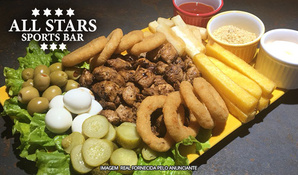 Tábua de frango xadrez com acompanhamentos no All Stars Sports Bar