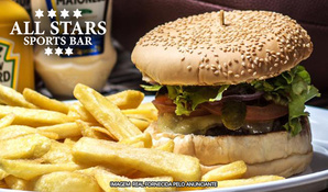 Chicken Parmegiana com batatas rústicas no All Stars Sports Bar