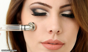 Sua pele linda nesse inverno! Peeling de diamante + hidratação facial profunda na Depilação e Estética no Shopping Della, válido de segunda a quinta