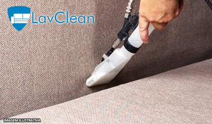 Limpeza e higienização de sofá até 2,5m na Lavclean com atendimento a domicilio em até 10x no cartão*, válido de segunda a sábado