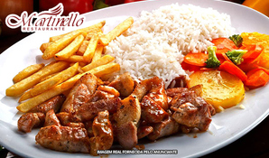 Almoço buffet livre com carnes, pratos quentes, saladas e sobremesas no Restaurante Martinello, válido de segunda a sábado