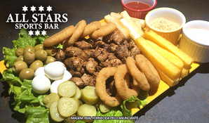Tábua de frango xadrez com acompanhamentos no All Stars Sports Bar, válido de terça a sexta