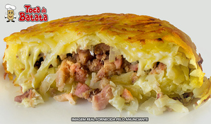 Saborosa, suculenta e super crocante! Batata suíça recheada com 800g (serve bem 2 pessoas) na Toca da Batata, válido de terça a sábado para consumo no local