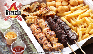 Saboreie os bons momentos! Tábua de espetinhos de frango e de carne no Brazzão Container Food Park, valido de quarta a segunda
