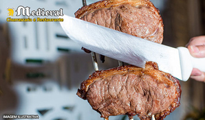 Aquele churrasco de qualidade! Almoço buffet livre com churrasco, pratos quentes, saladas e sobremesas na Churrascaria Medieval, válido aos sábados e domingos