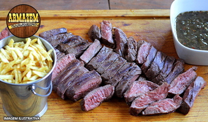 Irresistível porção de entranã uruguaio para 2 pessoas, acompanha farofa, chimichurri, pão de alho e batata rústica, no Armazém Carvoeiro, válido de terça a sexta