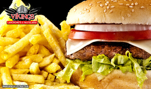 Hambúrguer Vikings com 350g de carne recheada, acompanhado de uma porção de batatas fritas no Vikings Lanches, válido todos os dias
