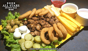 Tábua de frango xadrez com acompanhamentos no All Stars Sports Bar, válido de terça a sexta