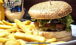 Hambúrger artesanal com 200g de carne de costela com batatas rústicas no All Stars Sports Bar, válido de terça a sexta