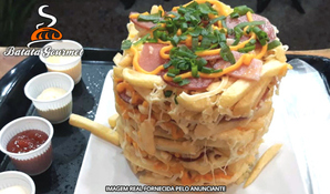 Torre de batata de 15cm com adicional de frango para até 4 pessoas no Batata Gourmet (anexo ao Container Park), válido de quarta a segunda