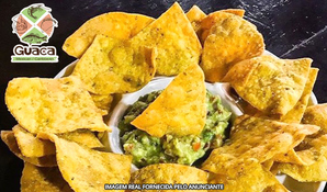 ¡Sabor y Alegria Mexicana! Porção de nachos com molho de guacamole no Guaca Mexican Caribean do Container Food Park, válido de quarta a segunda