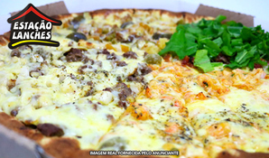 Reúna a família! Pizza gigante com 16 fatias no Estação Lanches com playground para a criançada, válido de segunda a quinta para consumo ou retirada no local*