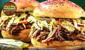 Seu famoso e inesquecível Pulled Pork! Hambúrguer de carne defumada bovina ou suína com acompanhamento de batata rústica no Armazém Carvoeiro