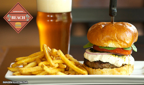 Hambúrguer com batatas fritas + chopp 300ml na Hamburgueria Beach, válido de terça a domingo para consumo ou retirada no local
