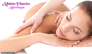 Sessão de detox com massagem modeladora, aplicação de argila, esfoliação corporal e manta térmica no Espaço Maiara Francisco Massoterapeuta
