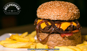 Prepara! Hambúrguer Wall Street com 180g de carne + batatas fritas na Red Pepper Hamburgueria, válido de terça a sexta para consumo no local