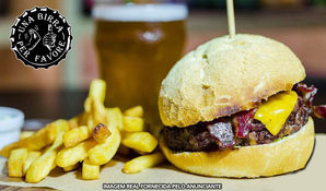 Cheese burger na brasa com fritas + chopp 473ml pilsen na Una Birra Per Favore, válido de terça a domingo para consumo no local