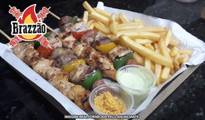 Saboreie os bons momentos! Tábua de espetinhos de frango e de xixo no Brazzão Container Food Park, valido de quarta a segunda