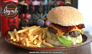 Liberdade ao paladar! Hambúrguer gourmet artesanal com 200g de carne com batatas fritas + coca-cola lata 310ml na Original's Hamburgueria, válido de quarta a domingo