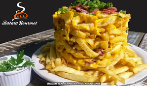 Torre de batata de 15cm com adicional de frango para até 4 pessoas no Batata Gourmet (anexo ao Container Park), válido de quarta a segunda para consumo no local