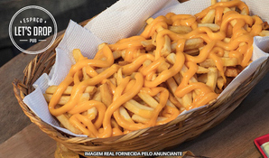 Ambiente paradisíaco em meio a natureza! Porção de fritas com muito cheddar no Espaço Let's Drop Pub, válido de quarta a sábado