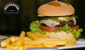 Prepara! Hambúrguer Central Park com 180g de carne + batatas fritas na Red Pepper Hamburgueria, válido de terça a sexta para consumo no local