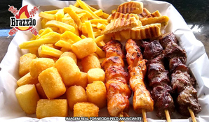 Saboreie os bons momentos! Tábua de espetinhos de frango e de carne no Brazzão Container Food Park, valido de quarta a segunda