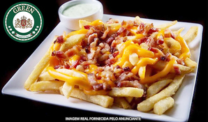 Happy hour garantido! Porção de fritas com cheddar e bacon no Green Pub, válido para as quintas