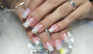 Felicidade é fazer as unhas! Alongamento de unhas em fibra de vidro, cutilagem e esmaltação na Simoni Réus Designer de Unhas, válido de segunda a sábado