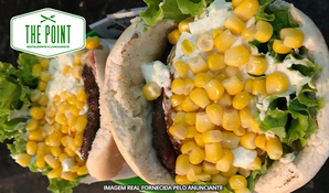 Deliciosamente irresistível! X-salada ou X-burguer no The Point Restaurante e Lanchonete, válido de segunda a sexta para consumo no local
